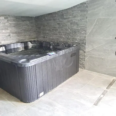 De 3 Chambres Avec Piscine Interieure Jacuzzi Et Wifi A Lespignan