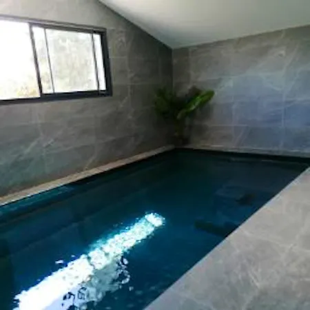 De 3 Chambres Avec Piscine Interieure Jacuzzi Et Wifi A *