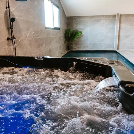 De 3 Chambres Avec Piscine Interieure Jacuzzi Et Wifi A וילה