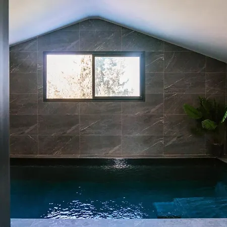 De 3 Chambres Avec Piscine Interieure Jacuzzi Et Wifi A *